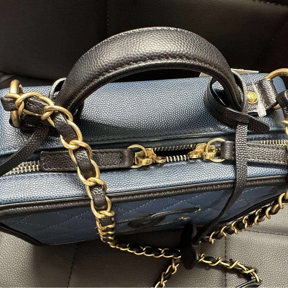 CHANEL Navy Filigree Vanity Medium size - Picture 3 of 11